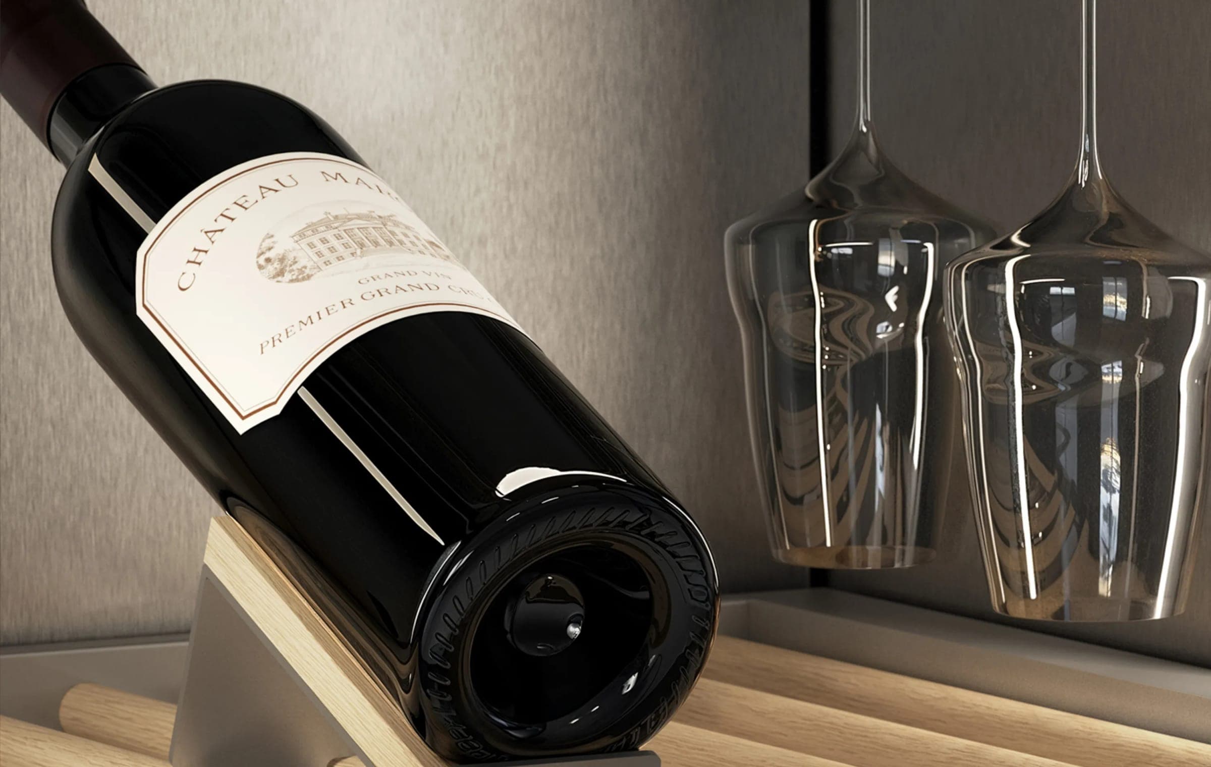 Botella de vino reposando en la repisa de una cava con copas