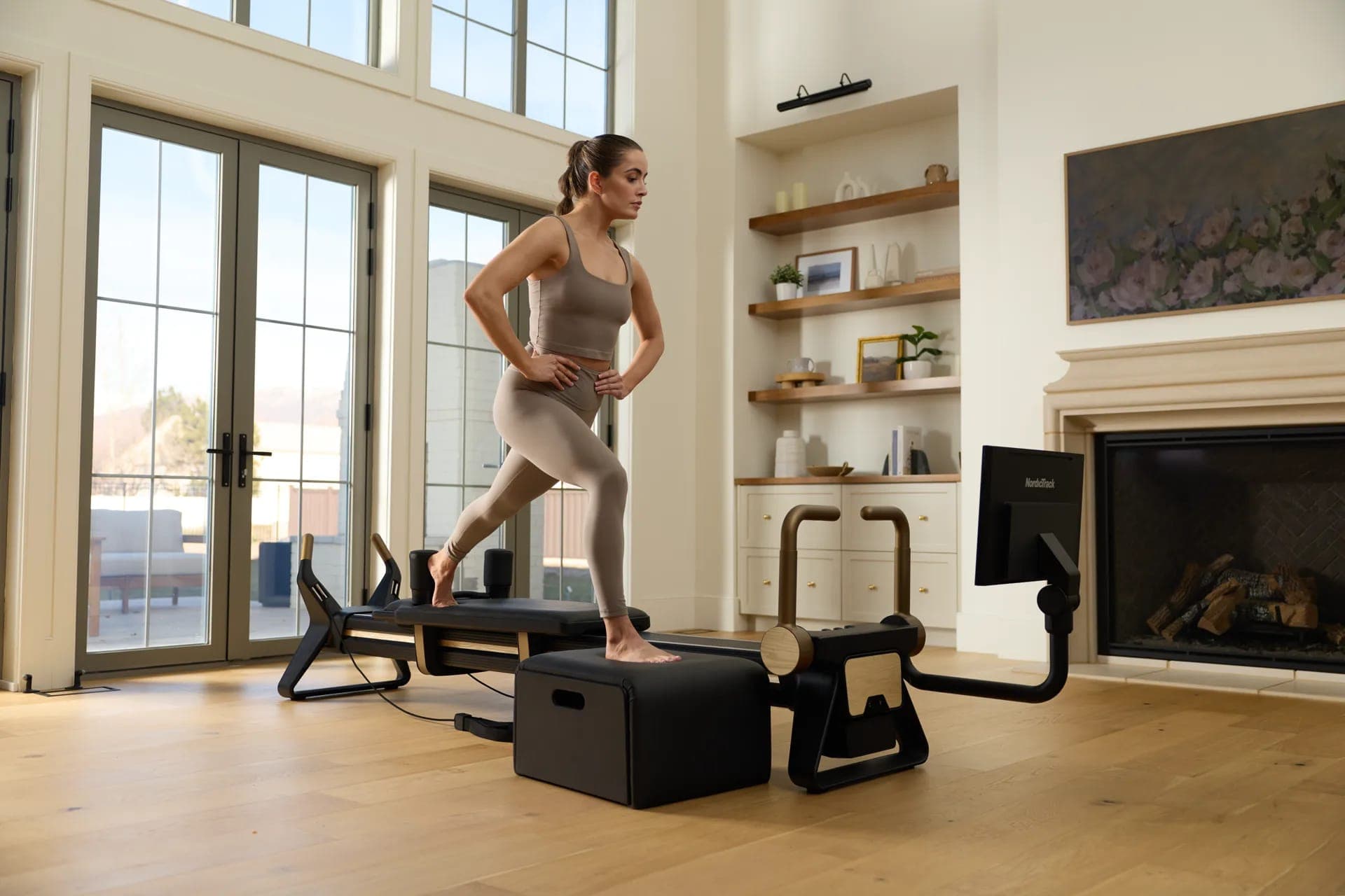Mujer entrenando en casa frente a una chimenea