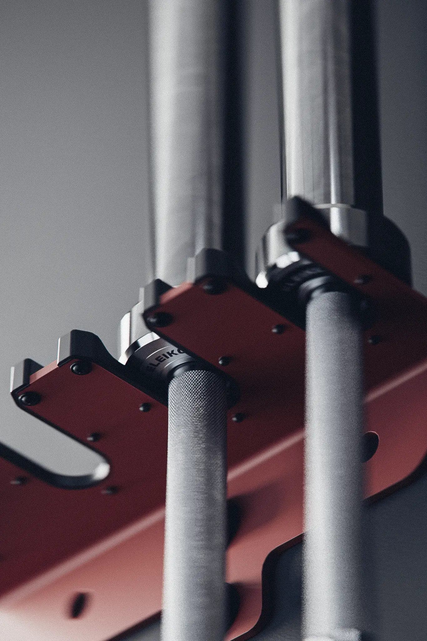 Detalle de una barra apoyada en un rack rojo