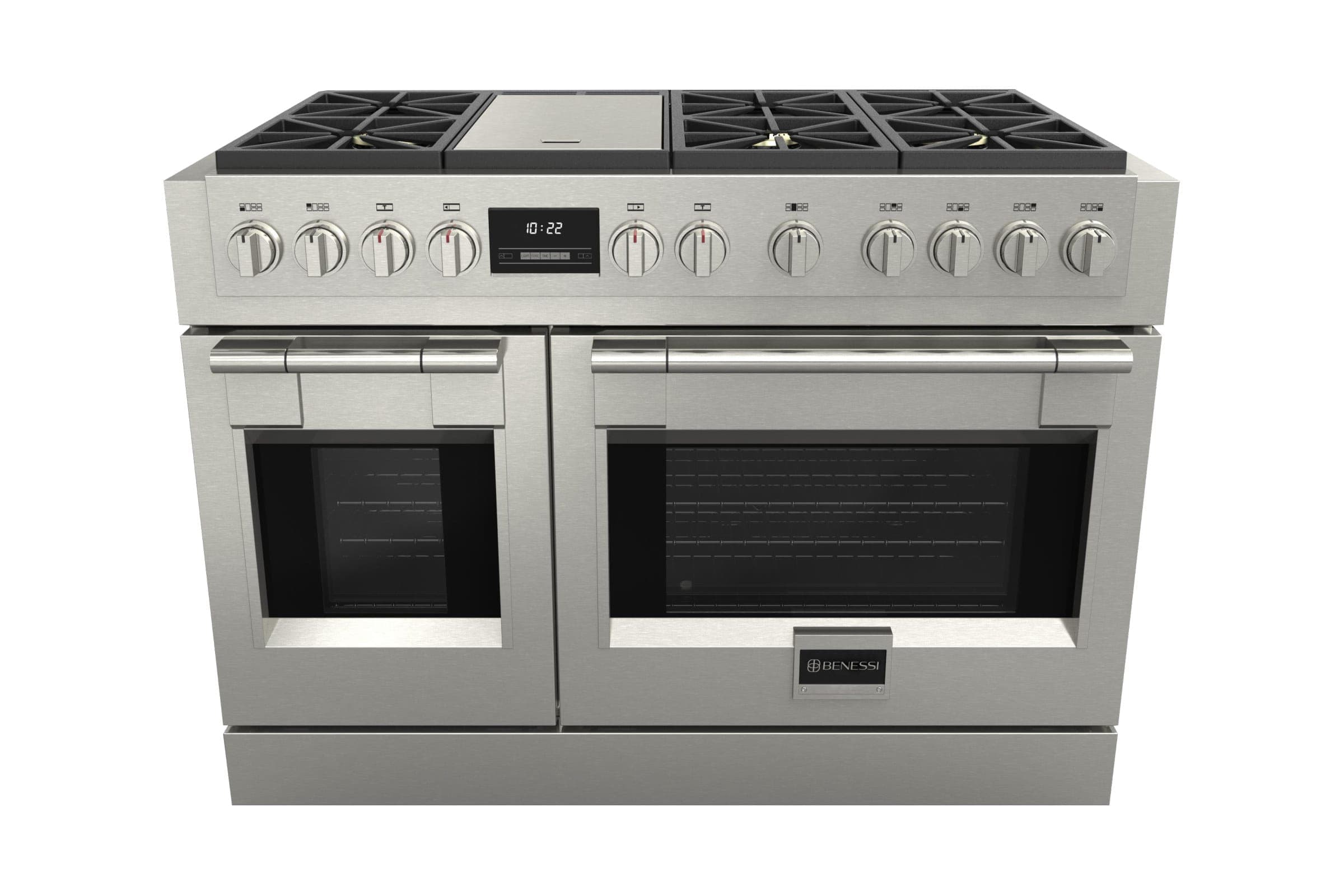 Estufa profesional de acero inoxidable con quemadores, plancha, perillas metálicas y dos puertas de horno, sobre fondo blanco.