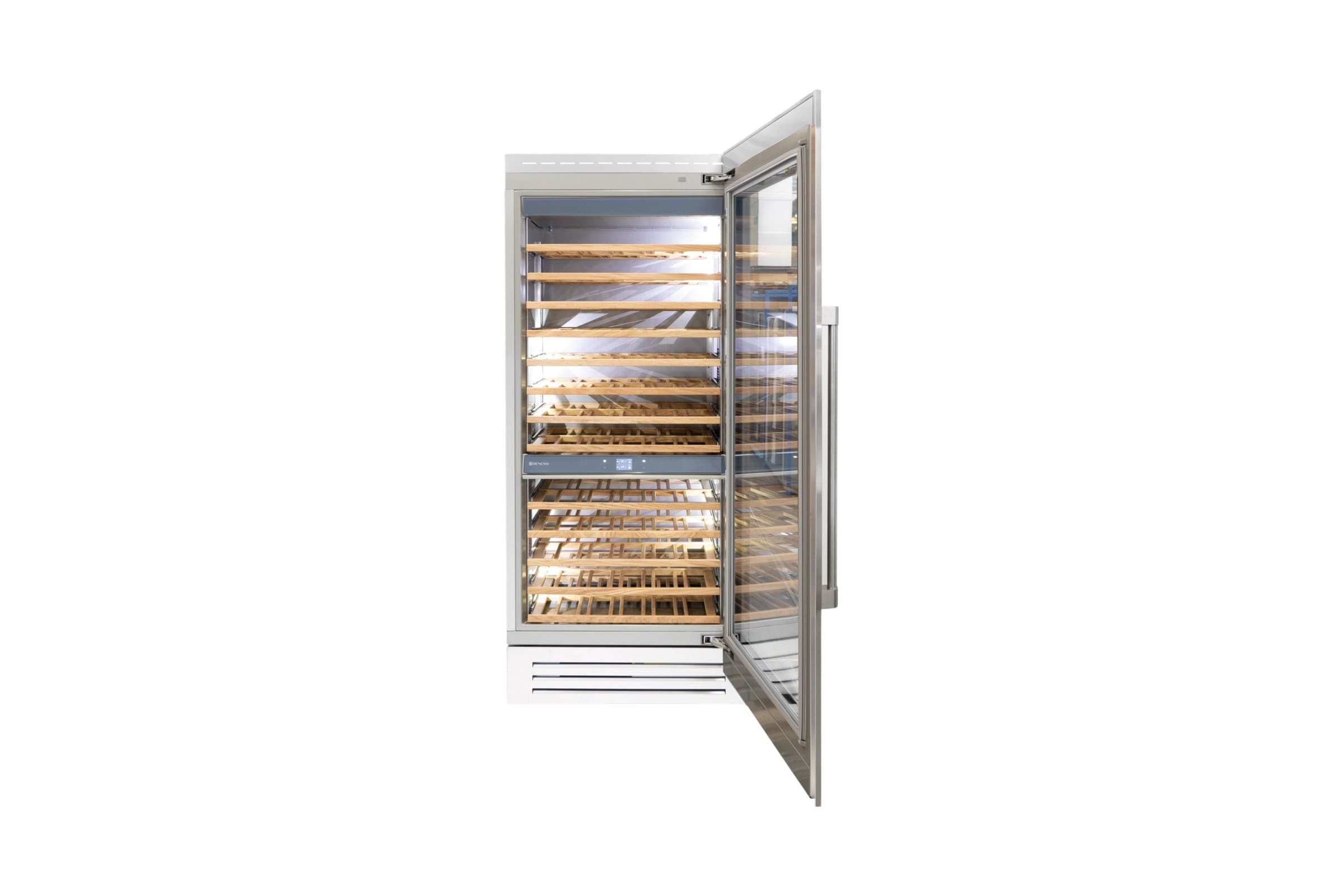 Columna de cava de acero inoxidable con la puerta de vidrio abierta y repisas de madera vacías, sobre fondo blanco.