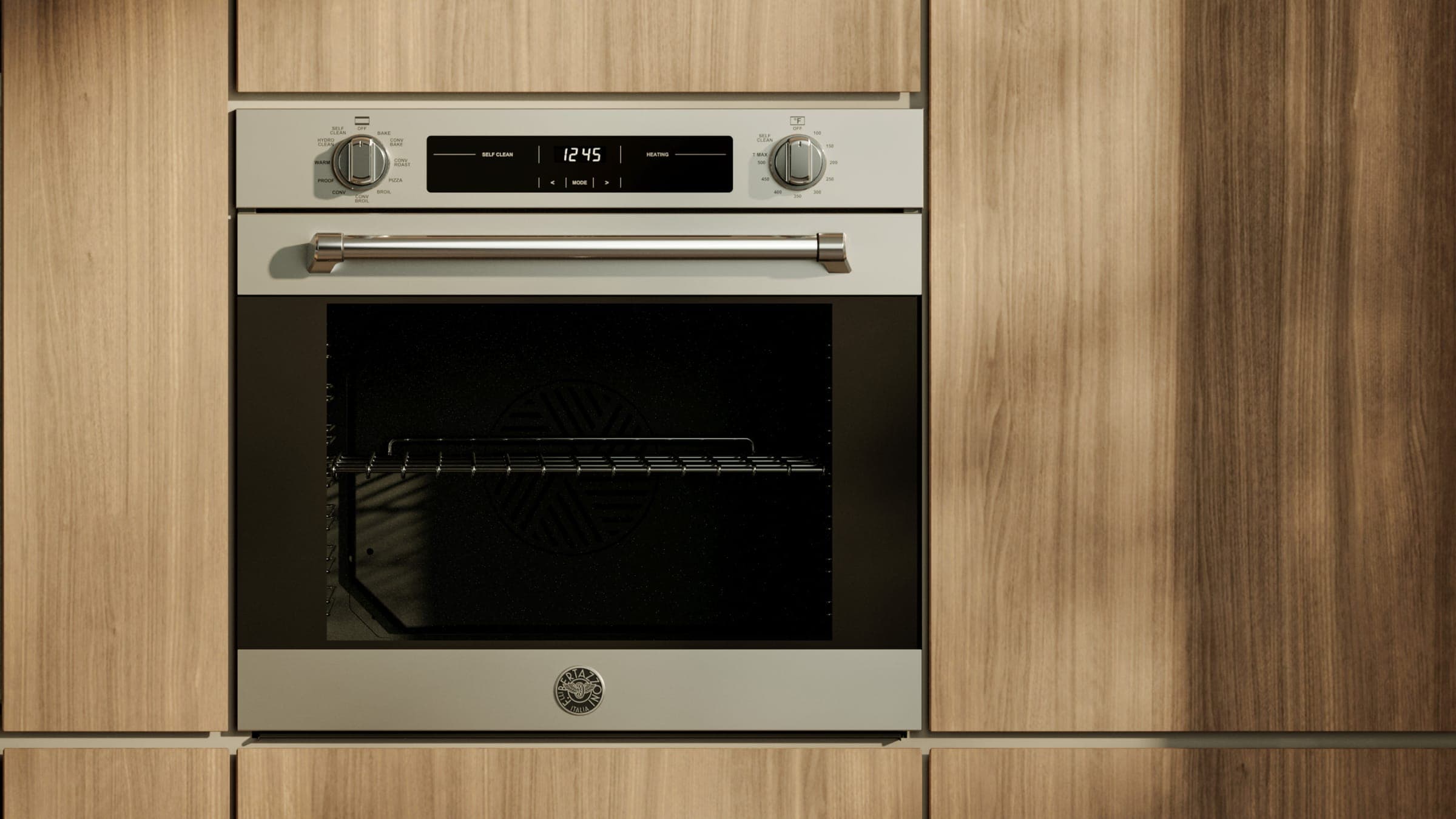 Horno empotrado de acero inoxidable con dos perillas, pantalla que marca 12:45 y jaladera tubular, entre muebles de madera clara.