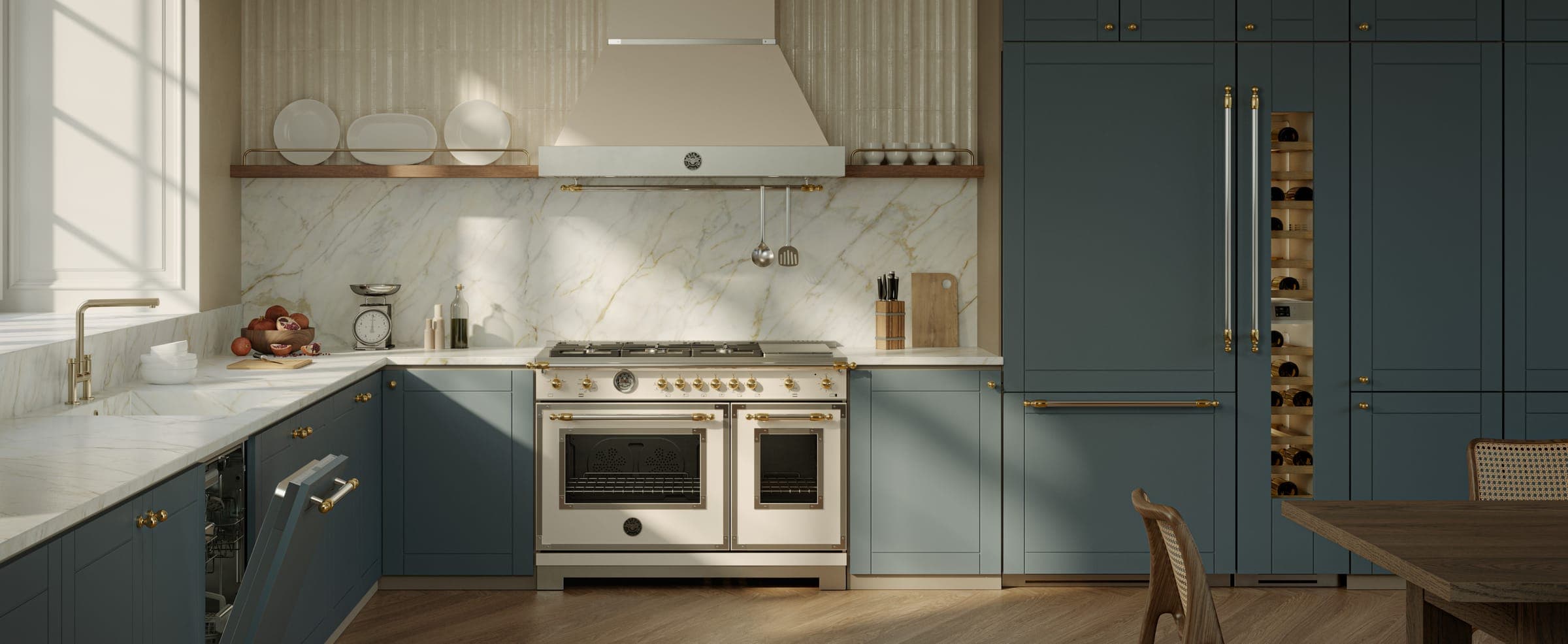 Cocina con gabinetes azul petróleo y muro de mármol con vetas doradas: estufa color marfil de dos hornos con perillas doradas y jaladeras con remates dorados, bajo una campana marfil con barra para utensilios; a la derecha, columnas paneladas con jaladeras doradas y una columna angosta con botellas.