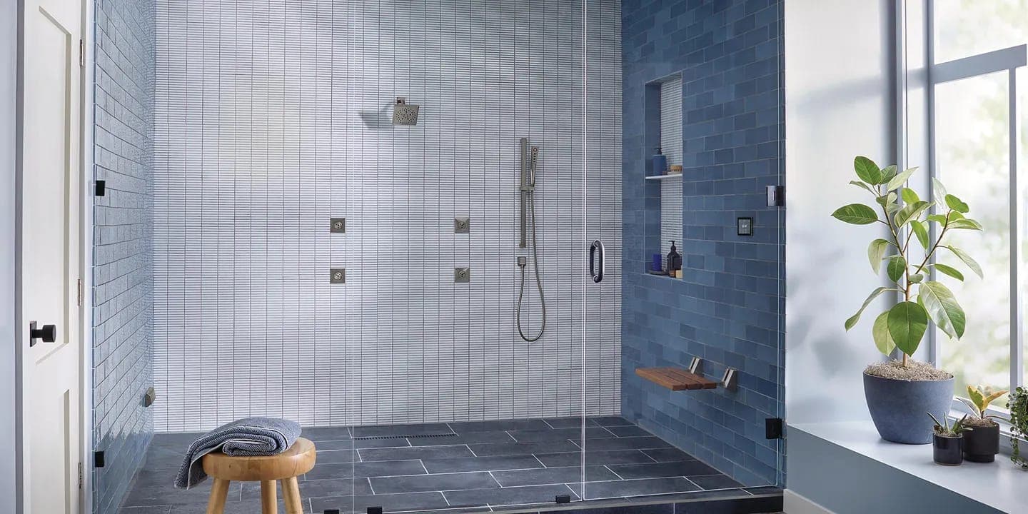Regadera abierta con muro de azulejo azul y banco de madera
