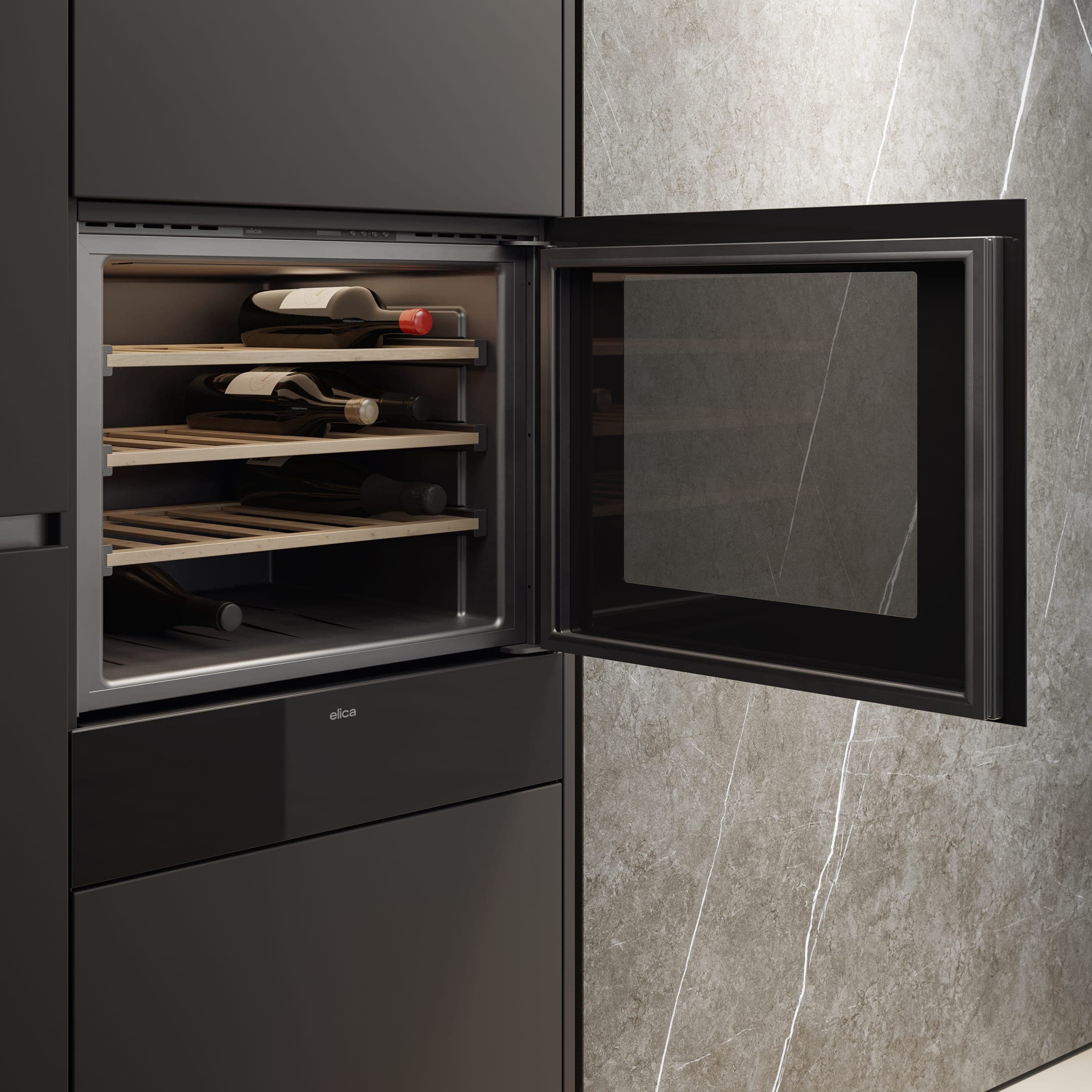 Cava de vino empotrada en un mueble alto gris oscuro, con la puerta de vidrio abierta y botellas acostadas en repisas de madera clara; a la derecha, un muro de mármol gris.