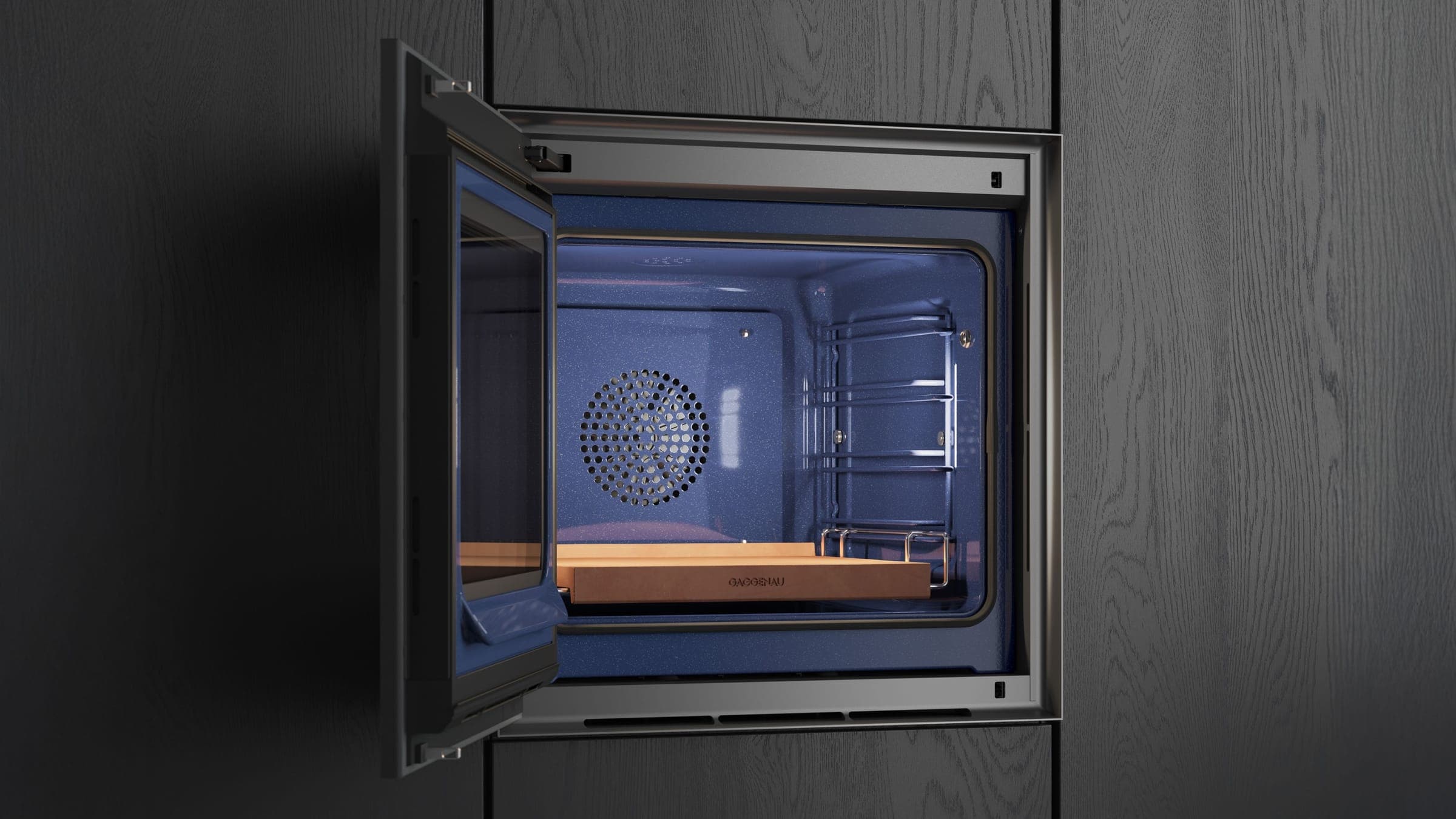 Horno empotrado abierto con su interior esmaltado en azul
