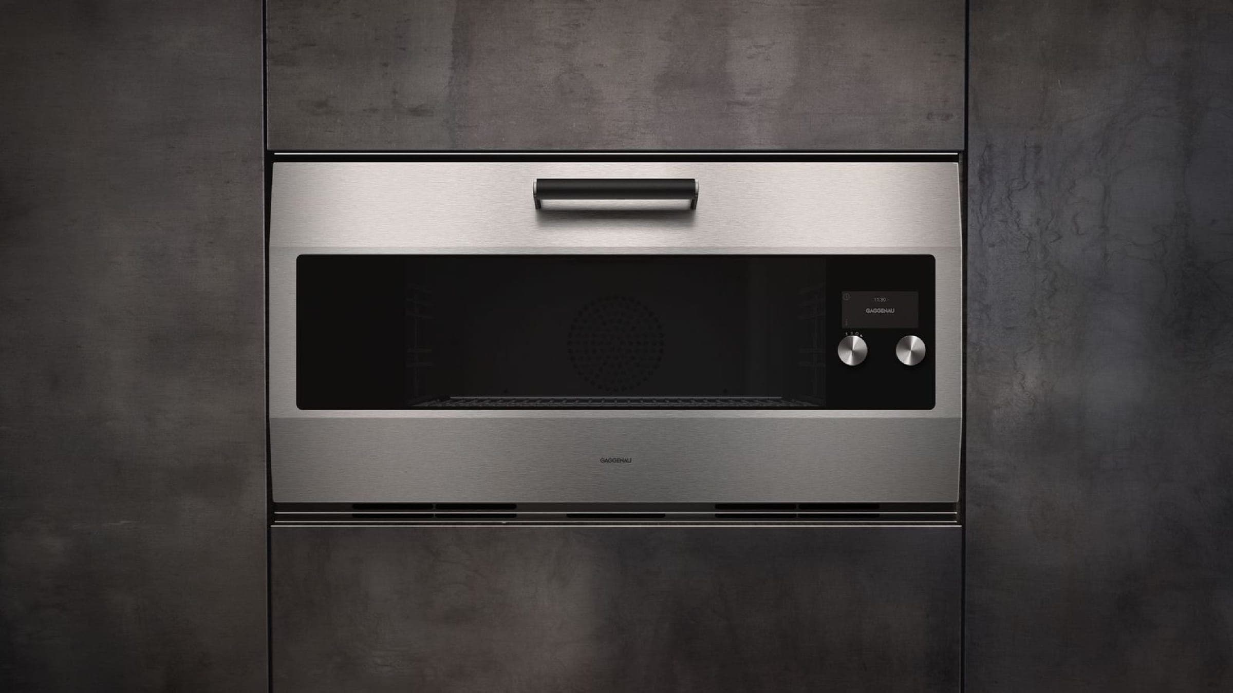 Horno EB 333 de 90 cm empotrado en un muro de piedra oscura