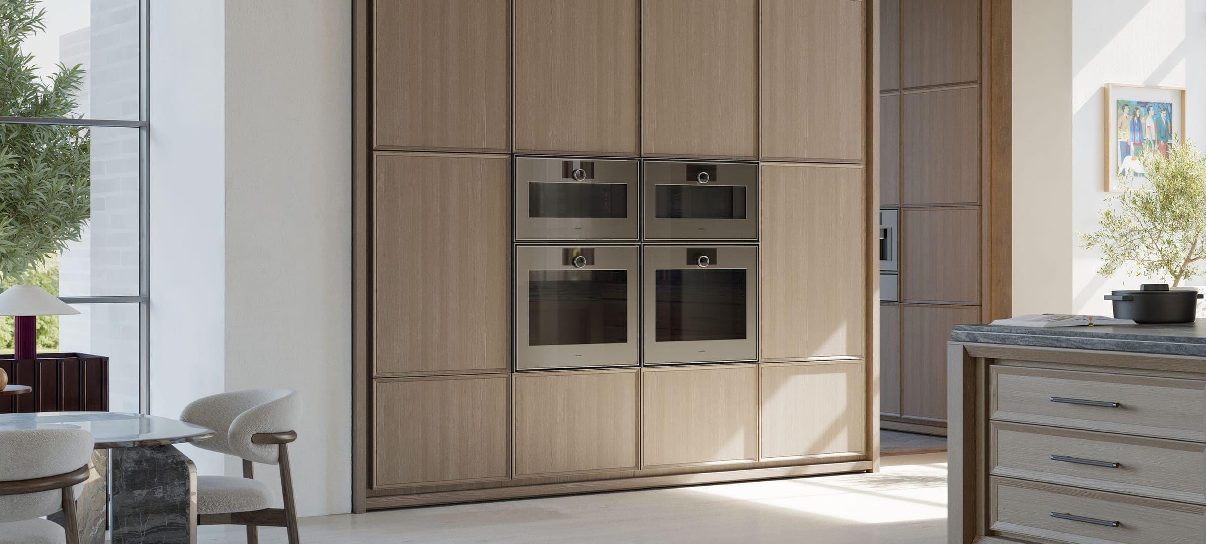 Columna de hornos de la Serie Expressive en un mueble de madera clara