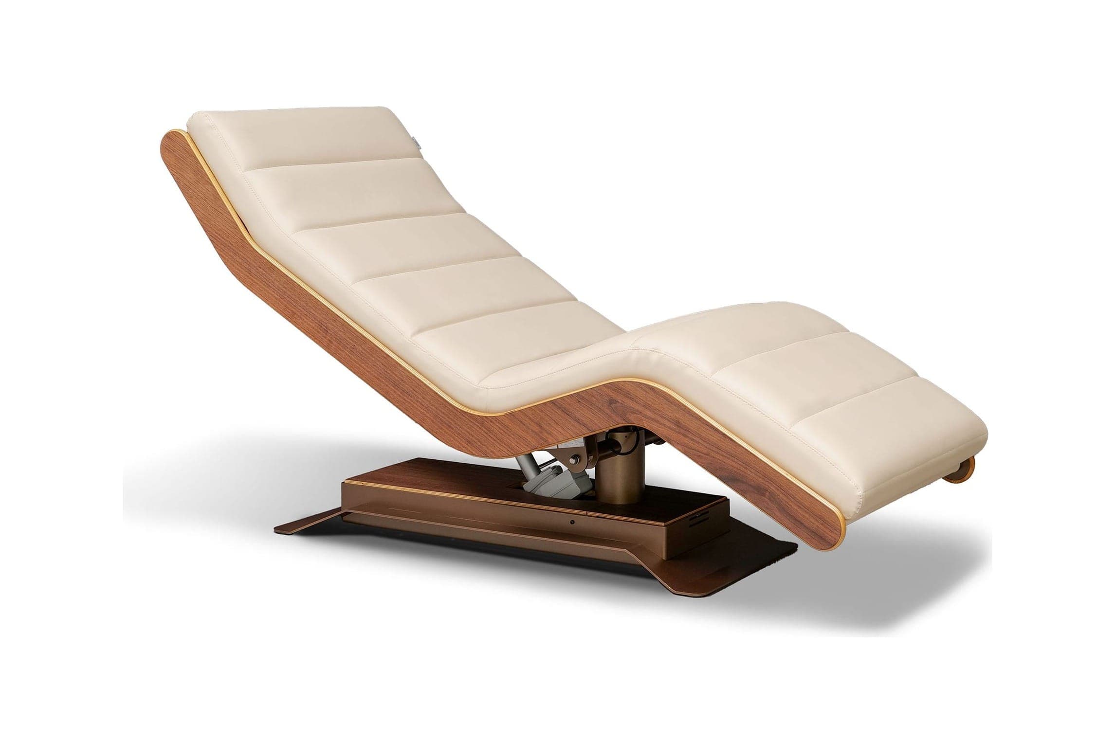 Camastro RLX Elegance con tapizado crema, estructura curva de madera y base en tono bronce, sobre fondo blanco
