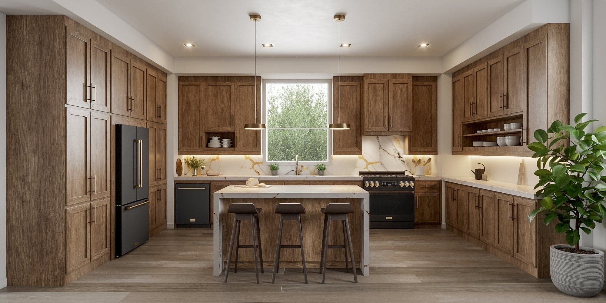 Cocina en U con gabinetes de madera, muro de mármol blanco con vetas doradas y ventana al fondo; isla con cubierta de mármol y tres bancos; refrigerador de puerta francesa, lavavajillas y estufa en negro con jaladeras y perillas doradas.