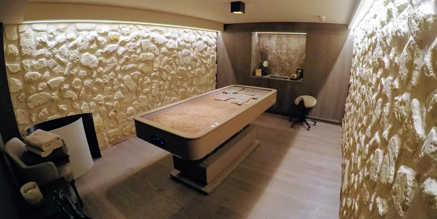 Mesa de tratamiento en una cabina con muros de piedra