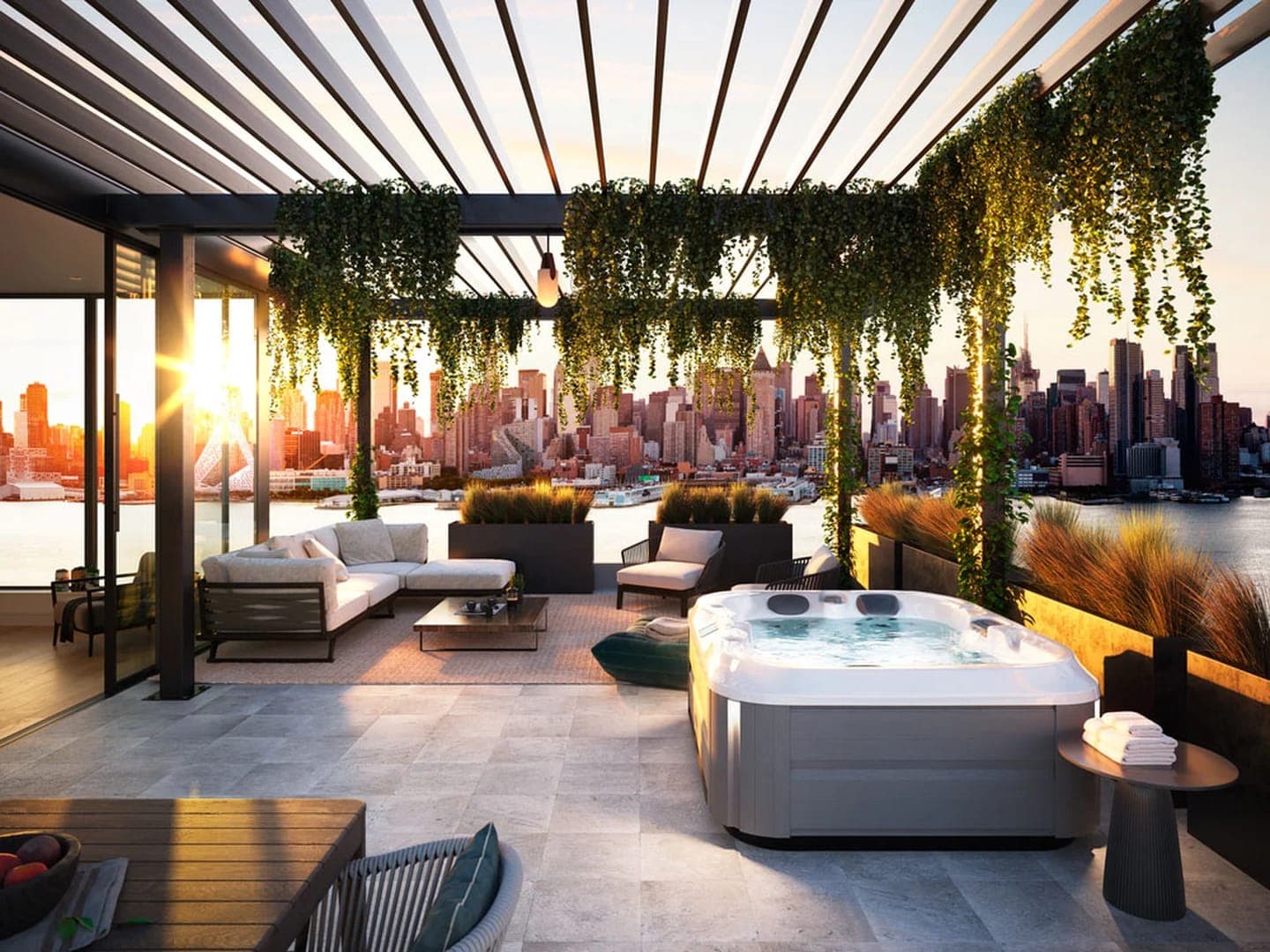 Spa en una terraza con pérgola y vista a la ciudad al atardecer