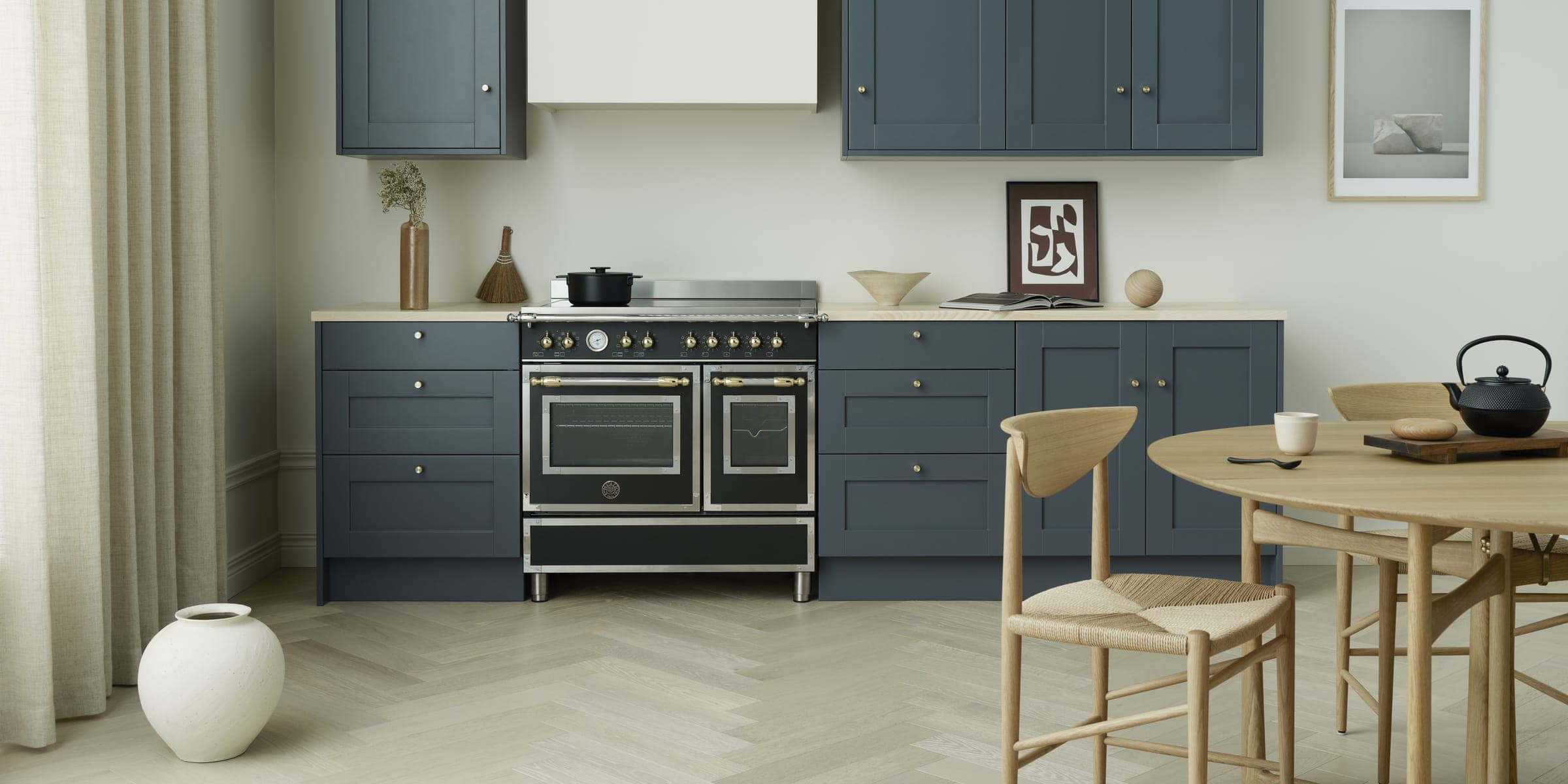 Cocina azul con estufa de doble horno