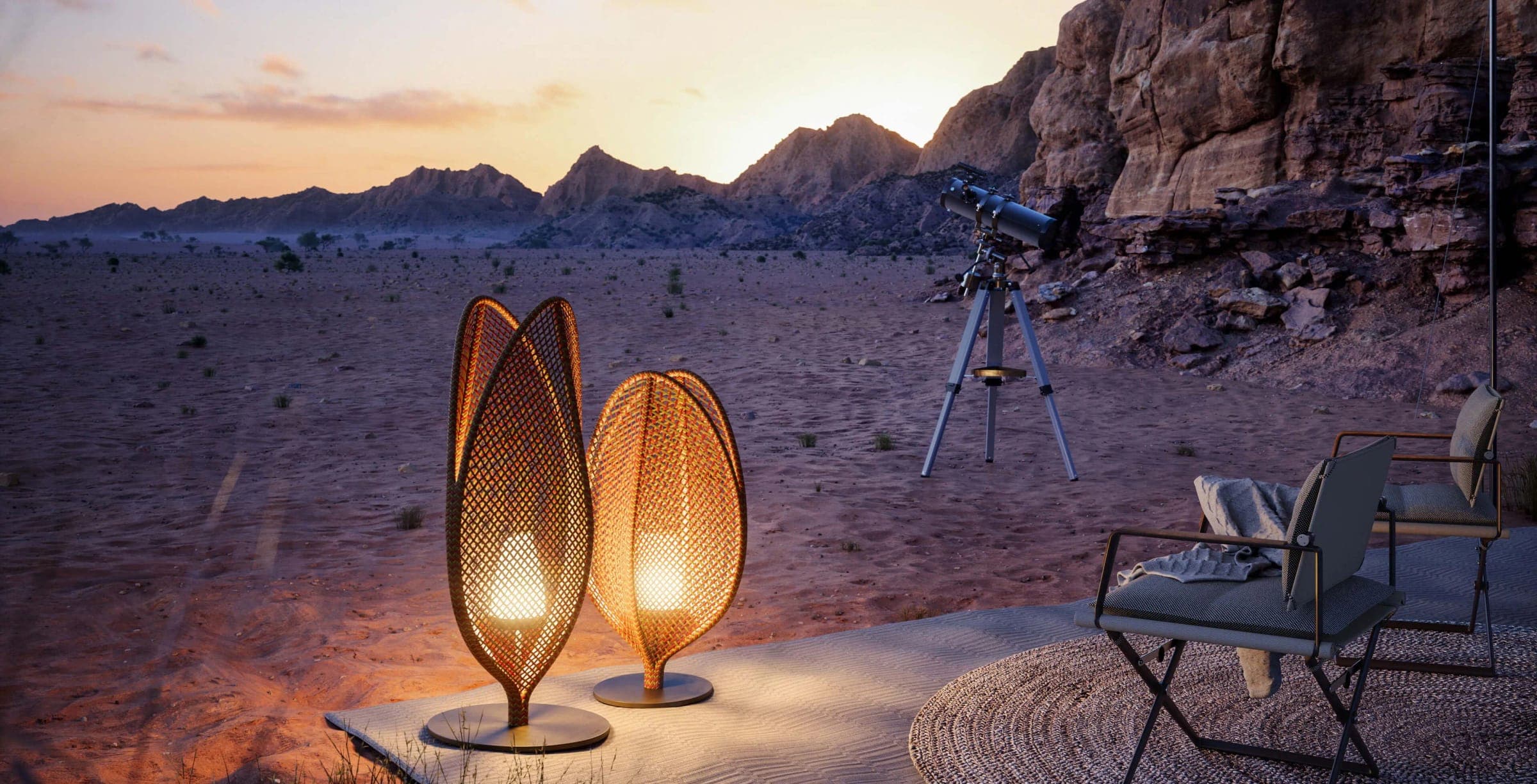 Dos linternas tejidas encendidas en un paisaje desértico al atardecer