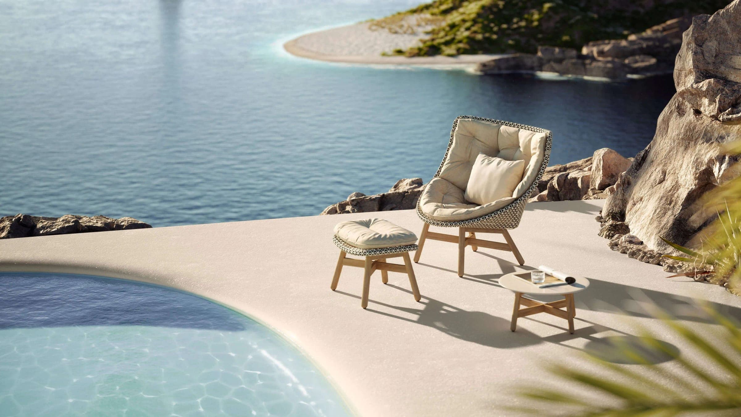 Sillón MBRACE con taburete frente al agua