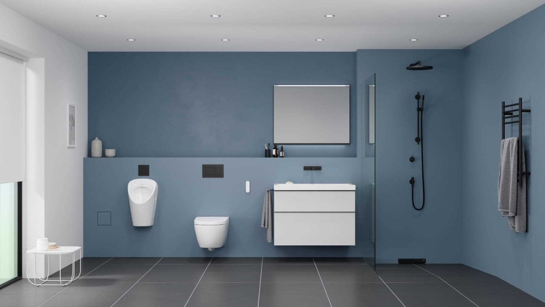 Baño azul con sanitario suspendido, mingitorio y regadera