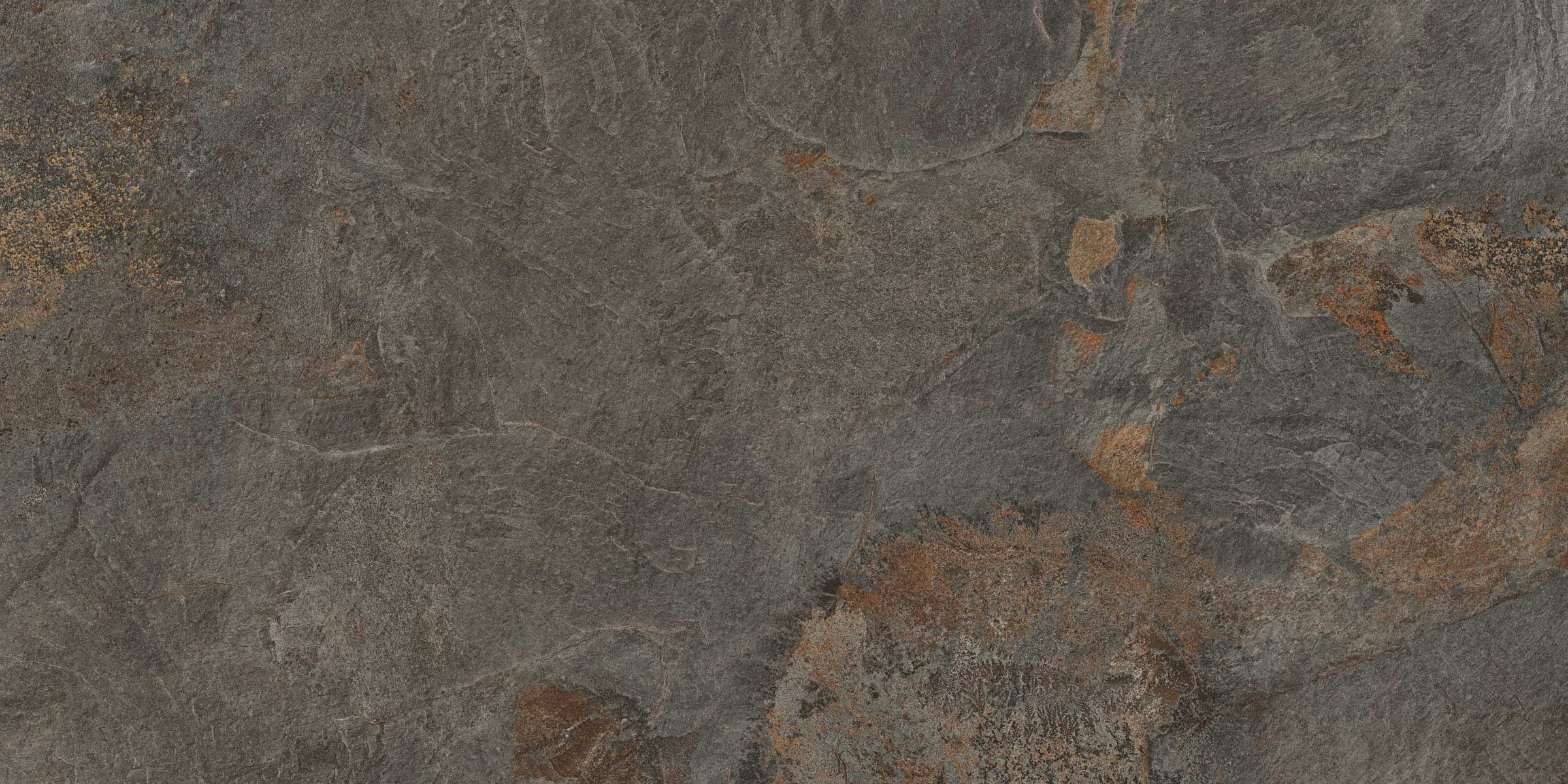 Superficie de porcelanato con efecto de pizarra gris oscuro, con capas, relieves finos y manchas color óxido.