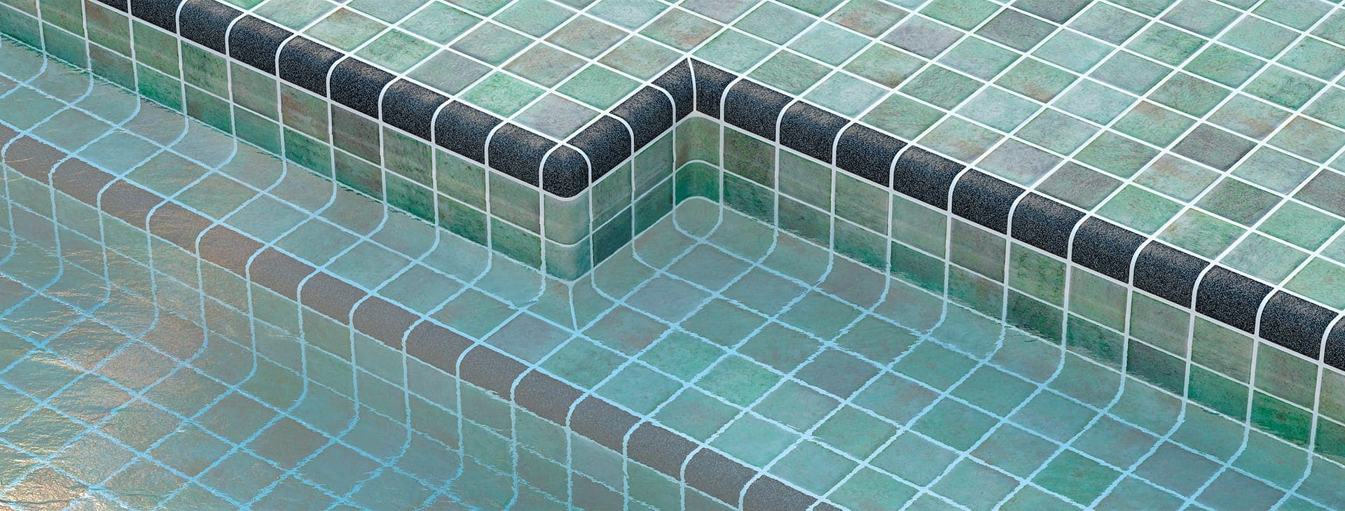 Escalones de una alberca bajo el agua, revestidos de mosaico cuadrado verde agua, con piezas de remate redondeadas en gris oscuro sobre las aristas y piezas curvas en los encuentros con el fondo.